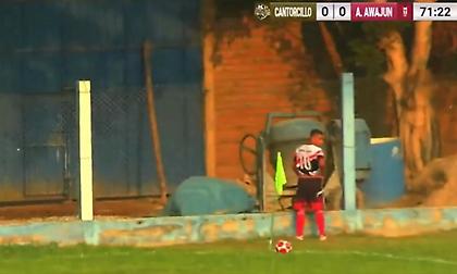 Παίκτης στο Περού αποβλήθηκε επειδή... έκανε την ανάγκη του στη γωνία του γηπέδου