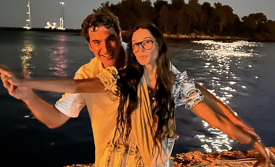 H Demi Moore συνάντησε τον Παπακαλιάτη και του έβαλε να ακούσει την κόρη της!