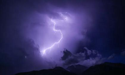 Σε εξέλιξη η κακοκαιρία - Πού θα σημειωθούν καταιγίδες σήμερα - Χιλιάδες κεραυνοί έπεσαν τη Δευτέρα