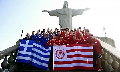 Στο ιστορικό άγαλμα του Χριστού Λυτρωτή η ομάδα Νέων του Ολυμπιακού