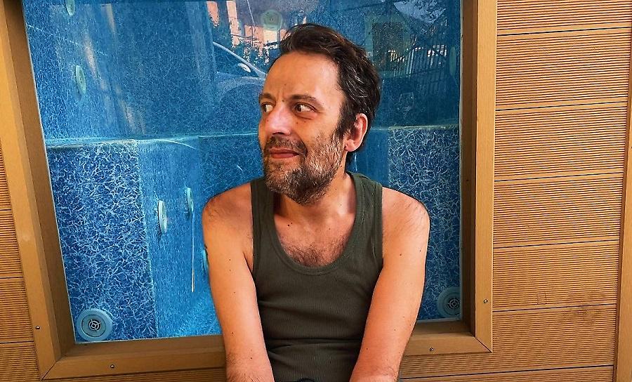 Αύγουστος Κορτώ: Η viral φωτογραφία με το βιβλίο του που τον έκανε να ζητήσει συγγνώμη