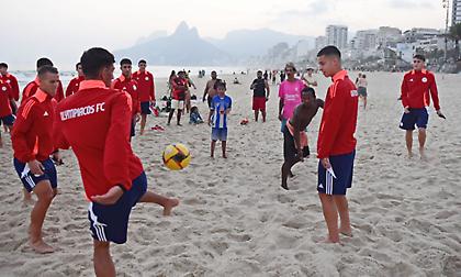 Χαλάρωση με ποδόσφαιρο στην παραλία του Ρίο Ντε Τζανέιρο για την ομάδα Νέων του Ολυμπιακού!