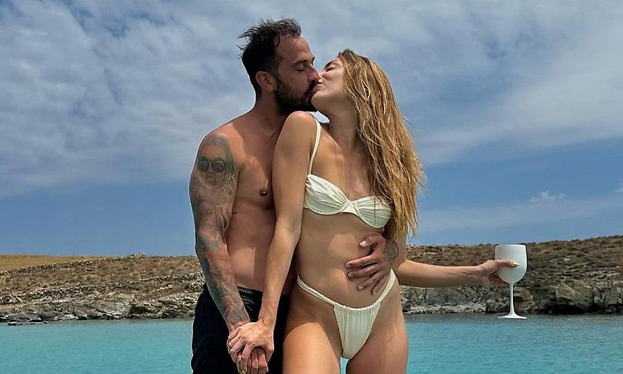 Ο Άρης Σοϊλέδης ζει τον έρωτά του με την Μαριλίνα έχοντας στο μπράτσο του την Αντωνά