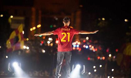 Αδιανόητο: Οπαδοί της Ρόμα συγκεντρώθηκαν έξω από το σπίτι του Ντιμπάλα για να τον ευχαριστήσουν!