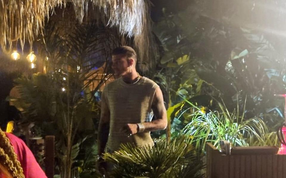 Πόρτα για γνωστό μοντέλο σε μεγάλο beach bar της Ρόδου