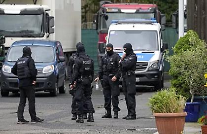 Σοκαρισμένη η Γερμανία μετά τη επίθεση με 3 νεκρούς: Η τρομοκρατία πιθανότερο κίνητρο - Ο δράστης στόχευσε στους λαιμούς