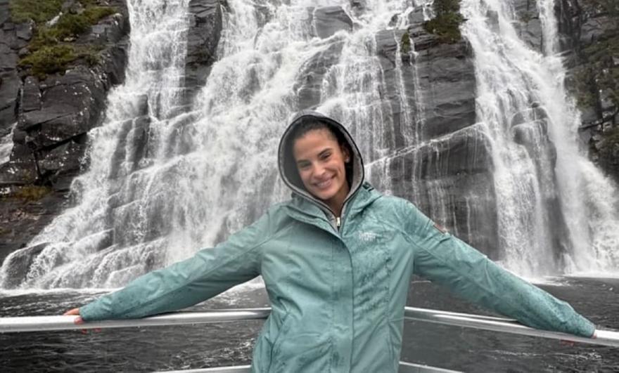 Η Μπόμπα νιώθει ευλογημένη στην τοποθεσία Νορβηγικά φιορδ και παίρνει μήνυμα από τον Σάκη