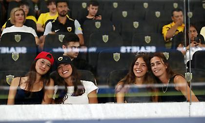 Η σύζυγος του Αλμέιδα τραγουδάει τον ύμνο της ΑΕΚ σε άπταιστα ελληνικά!