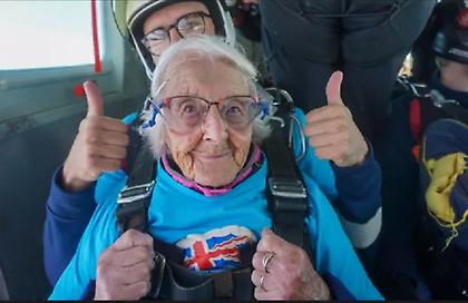 Ατρόμητη γιαγιά 102 ετών έκανε «βουτιά στο κενό» με αλεξίπτωτο!