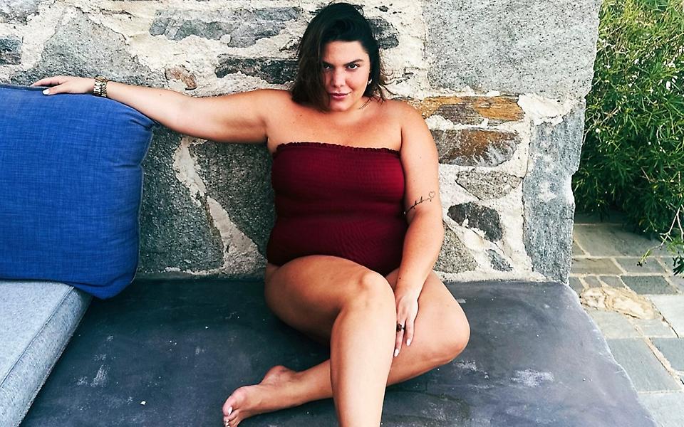 Δανάη Μπάρκα: Μπάνιο με το λάστιχο στο μπαλκόνι… «ξέγνοιαστα, αληθινά και χωρίς ταμπέλες»