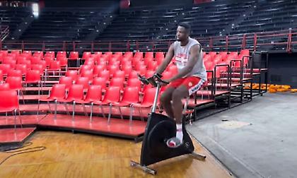 Αλλάζει μορφή με νέα κόκκινα καθίσματα το ΣΕΦ