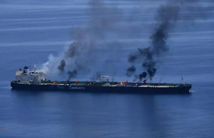 Καίγεται για 4η ημέρα το ελληνικό δεξαμενόπλοιο Sounion, μετά την επίθεση των Χούθι - Δείτε φωτογραφίες