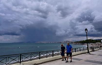 Καιρός: Τοπικές βροχές με νέα πτώση της θερμοκρασίας – Οι άνεμοι έως 6 μποφόρ