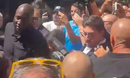 Πανζουρλισμός στην άφιξη του Λουκάκου - Σήκωσε δημοσιογράφους που έπεσαν!