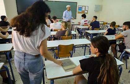 Οι 11 αλλαγές για τη νέα σχολική χρονιά - Τέλος τα κινητά στην τάξη, τι θα ισχύει για τις απουσίες