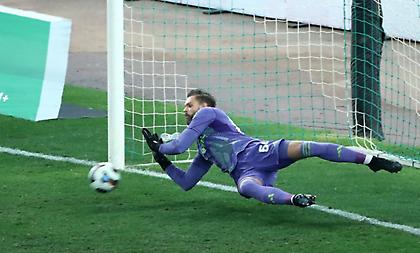 Μέγας Ντραγκόφσκι, απέκρουσε το πέναλτι του Σοτοκά και γλίτωσε τον Παναθηναϊκό!