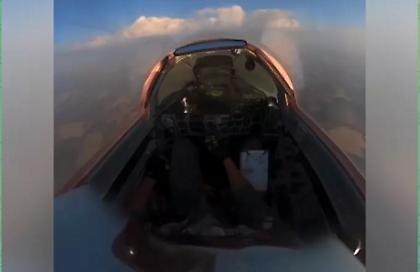 Πλάνα που κόβουν την ανάσα - Ουκρανός πιλότος καταρρίπτει στόχο λίγα μέτρα από το αεροσκάφος του (video)