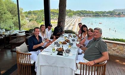 Γεύμα στη Βουλιαγμένη με Γουόκαπ, Βιλντόσα, Έβανς και τον εκπρόσωπό τους