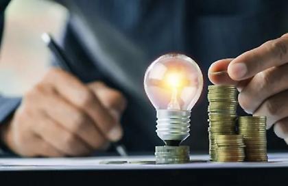 Επιδοτήσεις στους λογαριασμούς ρεύματος και τον Σεπτέμβριο προανήγγειλε ο Σκυλακάκης