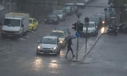 Σφοδρή καταιγίδα «χτυπά» την Αττική - Έντονα φαινόμενα και στην Εύβοια