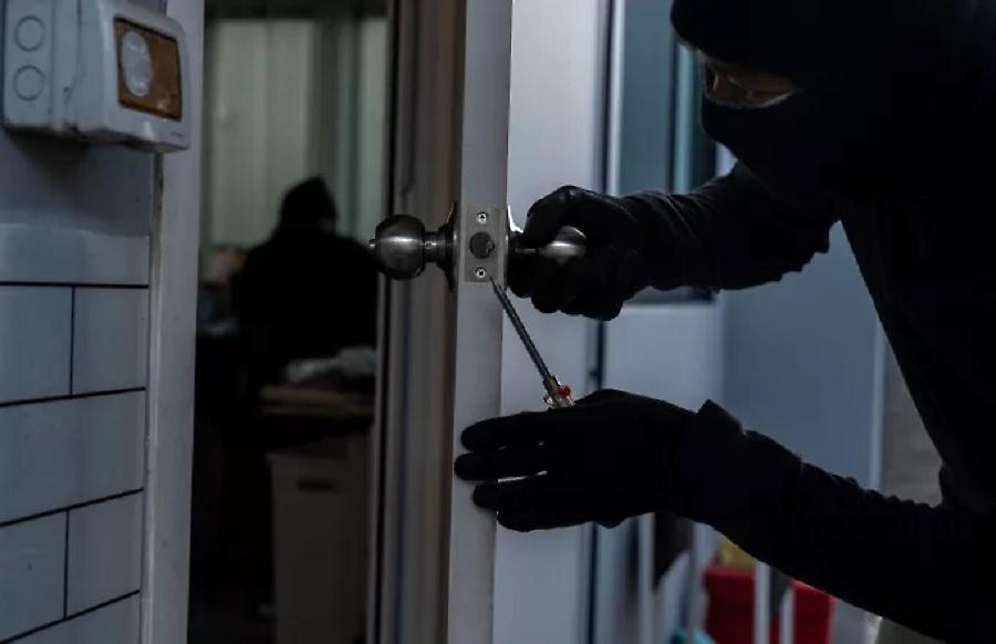 Φιλομαθής διαρρήκτης στην Ιταλία πιάστηκε να διαβάζει... ελληνική μυθολογία στη διάρκεια ληστείας!