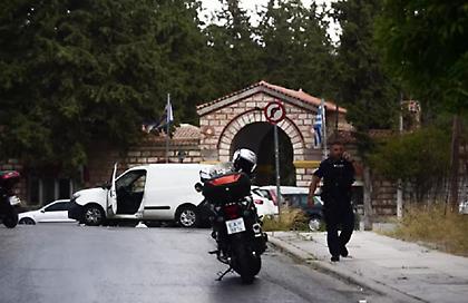 Κερατσίνι: Χειροβομβίδες, 1 περίστροφο και 1 γκλοπ περιείχε το τσαντάκι που πέταξαν οι δράστες μετά την καταδίωξη