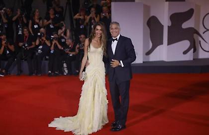 Η στιγμή που ο Τζoρτζ Κλούνεϊ βοήθησε φωτογράφο που έπεσε μπροστά του στο κόκκινο χαλί - Δείτε βίντεο