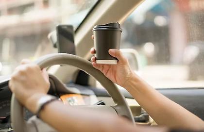 Η εκπρόσωπος Τύπου της Αστυνομίας απαντά για τον καφέ στο αυτοκίνητο: «Τα χέρια του οδηγού πρέπει να είναι στο τιμόνι»