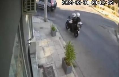 Συνελήφθη ένας από τους δύο δράστες που πέταξαν την τσάντα με τις χειροβομβίδες στο Κερατσίνι