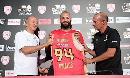 Η παρακάμερα της παρουσίασης του Εβάν Φουρνιέ στον Ολυμπιακό