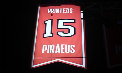Η μεγάλη στιγμή της βραδιάς του Πρίντεζη: Η φανέλα με το «15» στον ουρανό του ΣΕΦ!