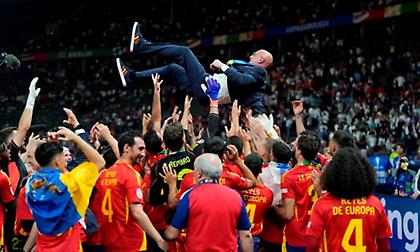 Ντε λα Φουέντε: «Καρβαχάλ και Ρόδρι αξίζουν την Χρυσή Μπάλα»