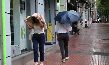 Άστατος ο καιρός της Κυριακής: Οι περιοχές με βροχές και καταιγίδες