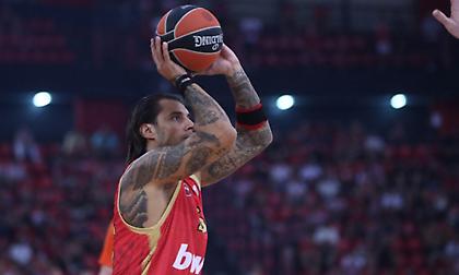 Πάτησε παρκέ ξανά και πέτυχε τρίποντο εν μέσω αποθέωσης ο Πρίντεζης!