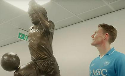 Ο ΜακΤόμινεϊ συγκινήθηκε αντικρίζοντας το άγαλμα του Μαραντόνα!