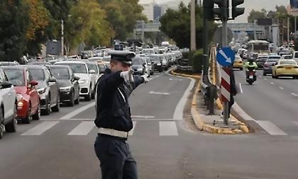 Κυκλοφοριακό «έμφραγμα» στη Μεσογείων λόγω καραμπόλας 4 οχημάτων