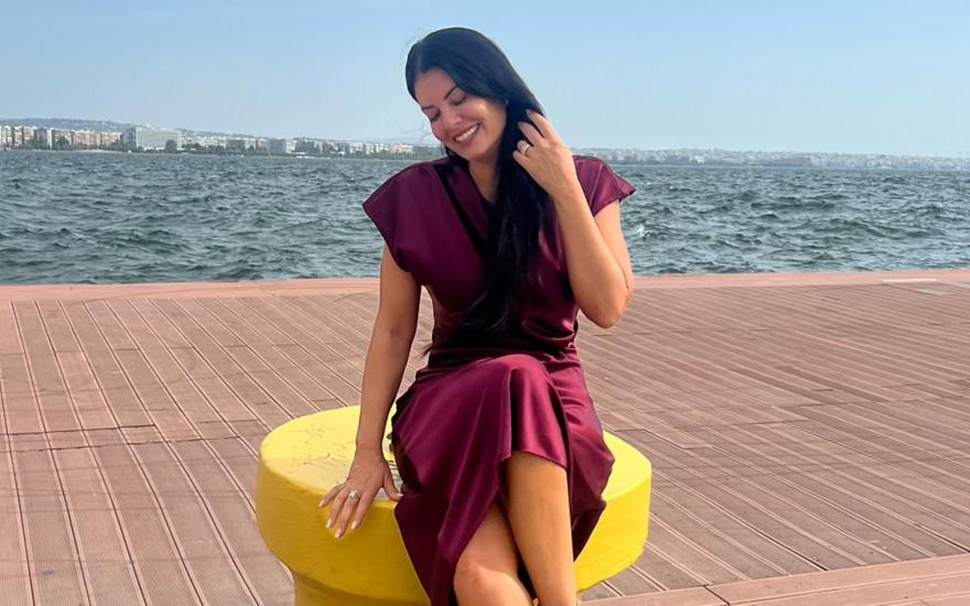 Μαρία Κορινθίου: Βγήκε από τη ΔΕΘ και πήρε τα παπούτσια στο χέρι περπατώντας ξυπόλυτη