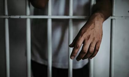 Αναστάτωση στο Α.Τ. Αιγίου - Κρατούμενος σε κατάσταση αμόκ επιτέθηκε σε αστυνομικό