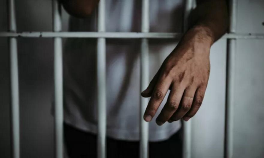 Αναστάτωση στο Α.Τ. Αιγίου - Κρατούμενος σε κατάσταση αμόκ επιτέθηκε σε αστυνομικό