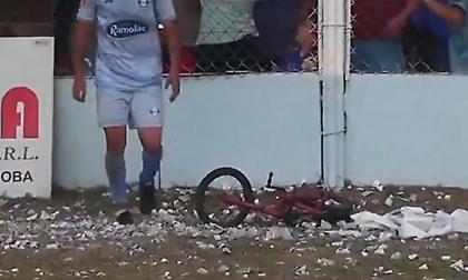 Σοβαρά επεισόδια σε τοπικό της Αργεντινής: Οπαδοί πέταξαν στο γήπεδο ακόμα και ποδήλατο!