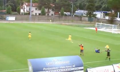 Αυτό θα πει 12ος παίκτης: Προπονητής μπούκαρε στο γήπεδο και ανέκοψε αντεπίθεση με σκληρό τάκλιν!