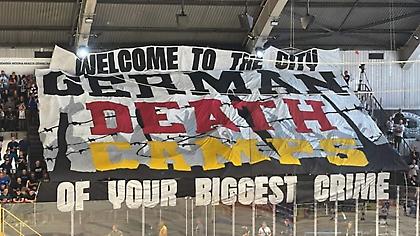 «Καλώς ήρθατε στην πόλη του μεγαλύτερου εγκλήματός σας»-Το πανό... υποδοχής σε γερμανική ομάδα στο Άουσβιτς