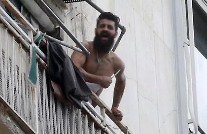 Θρίλερ στην Αχαρνών: Στα χέρια των ΕΚΑΜ ο Παλαιστίνιος που απειλούσε να πέσει από τον 6ο όροφο (Βίντεο)