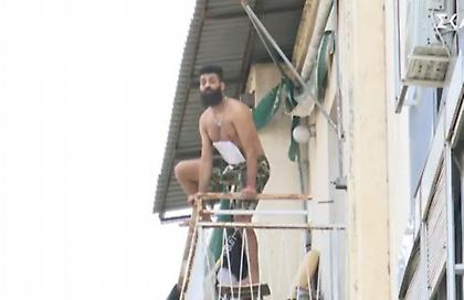 Αχαρνών: Άνδρας απειλεί να πέσει από τον 6ο - Κρατάει φιάλη υγραερίου- Εκκενώθηκαν κτίρια και το υπουργείο Αγρ. Ανάπτυξη