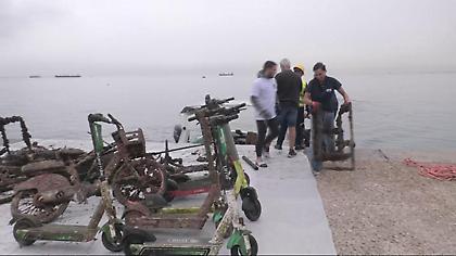 Θεσσαλονίκη: «Ψάρεψαν» μηχανάκι, πατίνια και ποδήλατα στον Θερμαϊκό-Βούτηξε και ο Λάζαρος Παπαδόπουλος