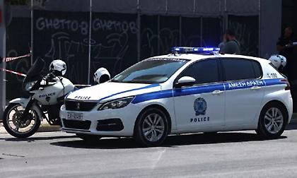 Κινηματογραφική καταδίωξη στις Αχαρνές: Εμβόλισε περιπολικά, προσέκρουσε σε κολώνα της ΔΕΗ και κατέληξε σε αυλή