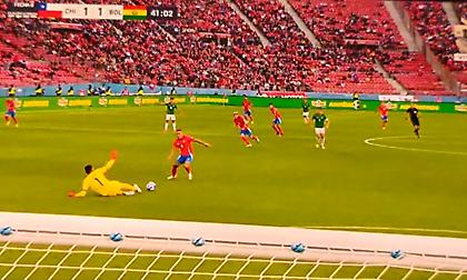 Φάση που θα συζητηθεί: Ο τερματοφύλακας της Βολιβίας έπεσε από τραυματισμό και ο Βάργκας του πήρε την μπάλα και σκόραρε!