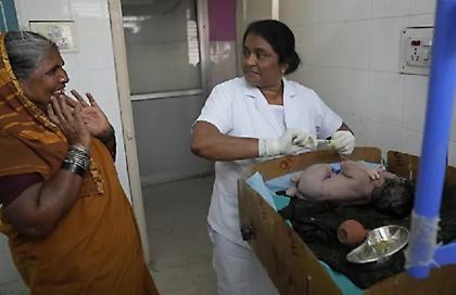 Η οδυνηρή ιστορία της μαίας-δολοφόνου στην Ινδία: Έπνιγε νεογέννητα κορίτσια γιατί το ζητούσαν οι γονείς