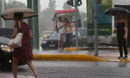 Ισχυρές καταιγίδες με κεραυνούς και χαλάζι την Τετάρτη - Πού αναμένεται να χτυπήσει η κακοκαιρία Atena τις επόμενες ώρες