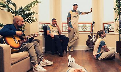 Η νέα φανέλα της Σίτι είναι σχεδιασμένη από τον Νόελ Γκάλαγκερ και αποτελεί φόρο τιμής προς τους Oasis!